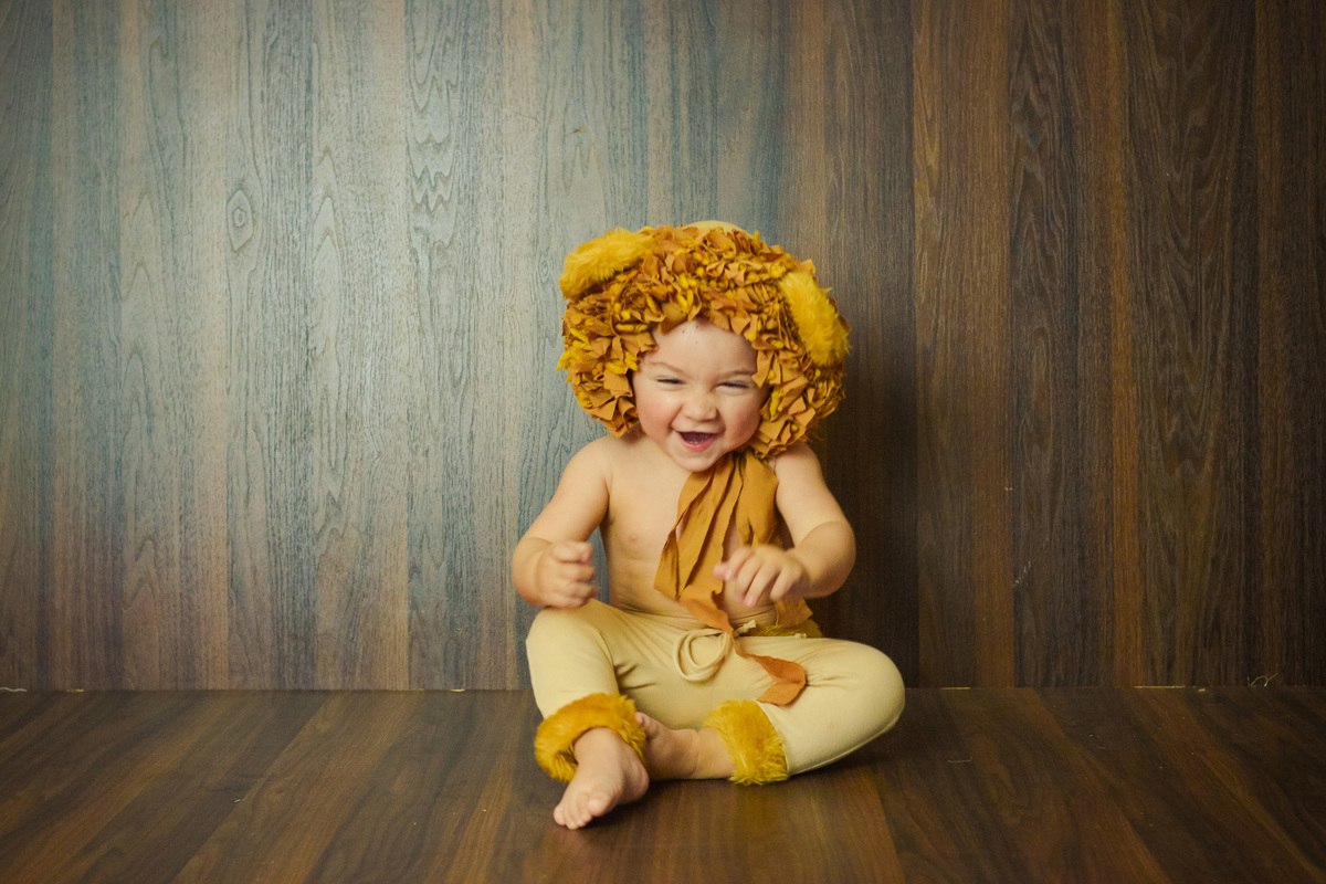 fotografia de menino em estudio em maringa, foto mensal  engraçado