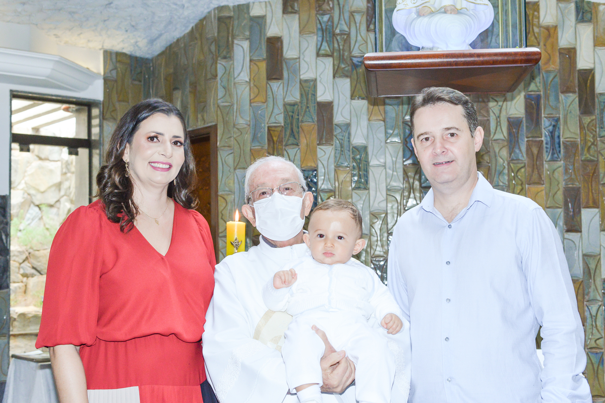 Fotografia de batizado realizada em Maringá com padre 