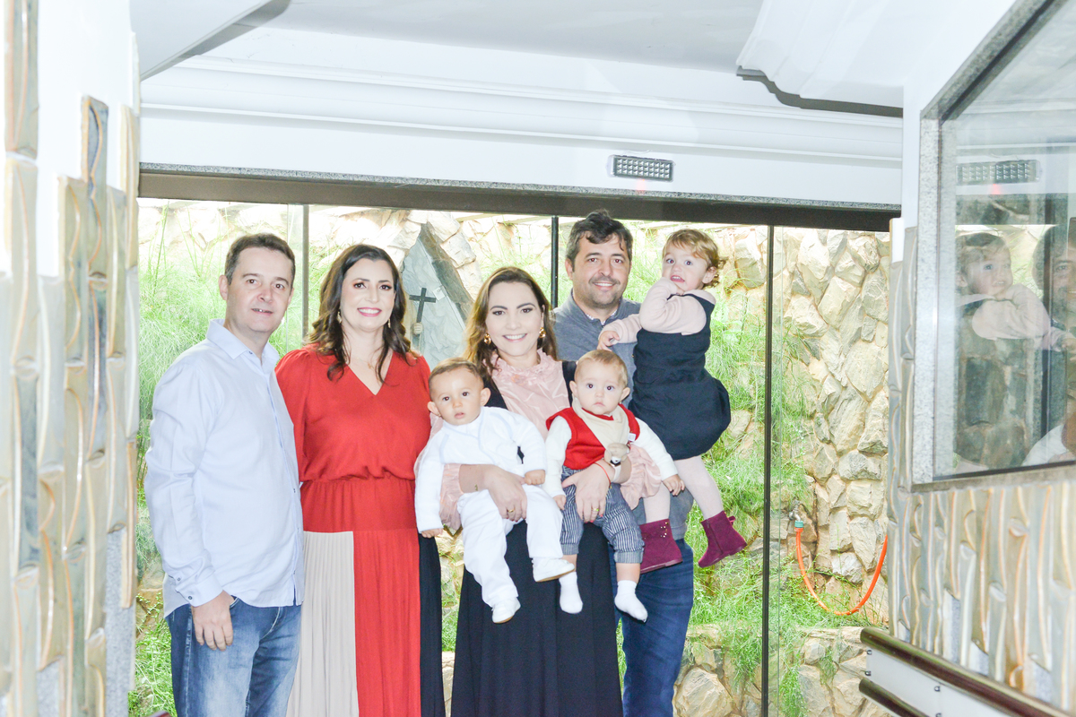 Fotografia de batizado realizada em Maringá  com bebês 