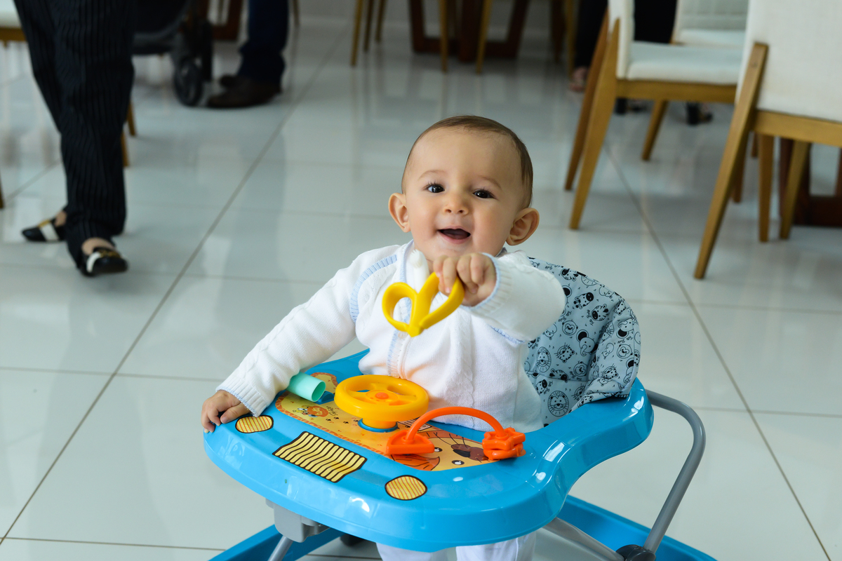 Fotografia de batizado realizada em Maringá  brincando 