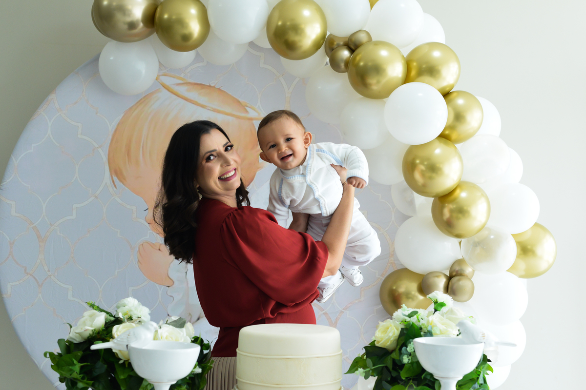 Fotografia de batizado realizada em Maringá  sorrindo 