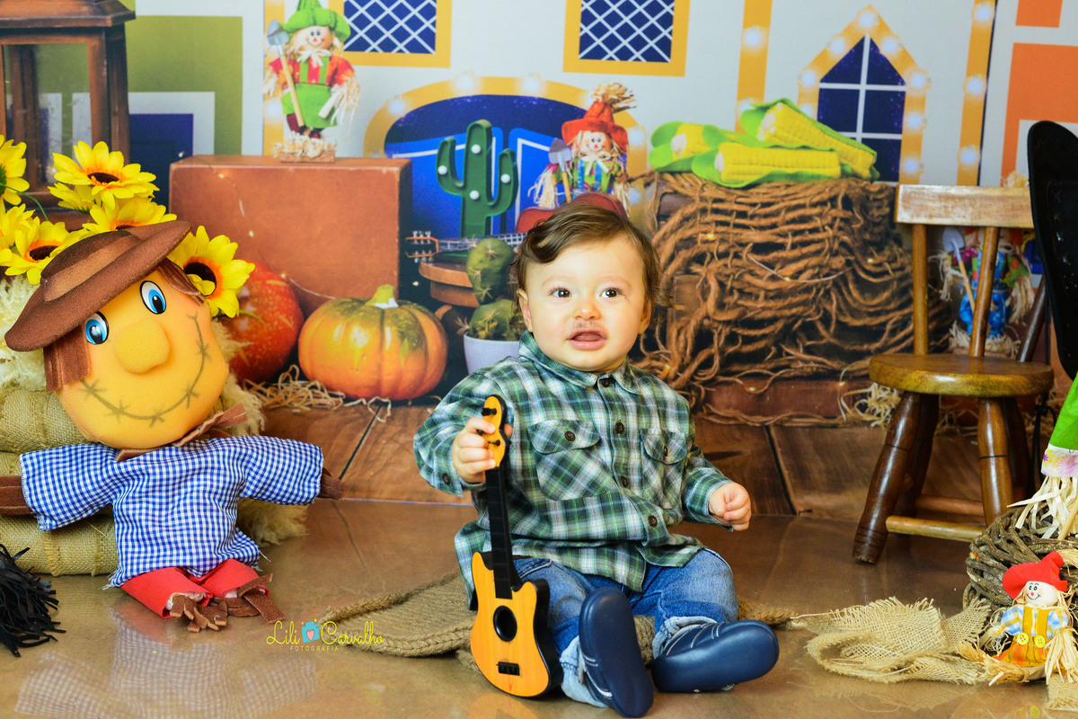 ensaio fotográfico realizado em estudio de menino, tema junino, camisa xadrez