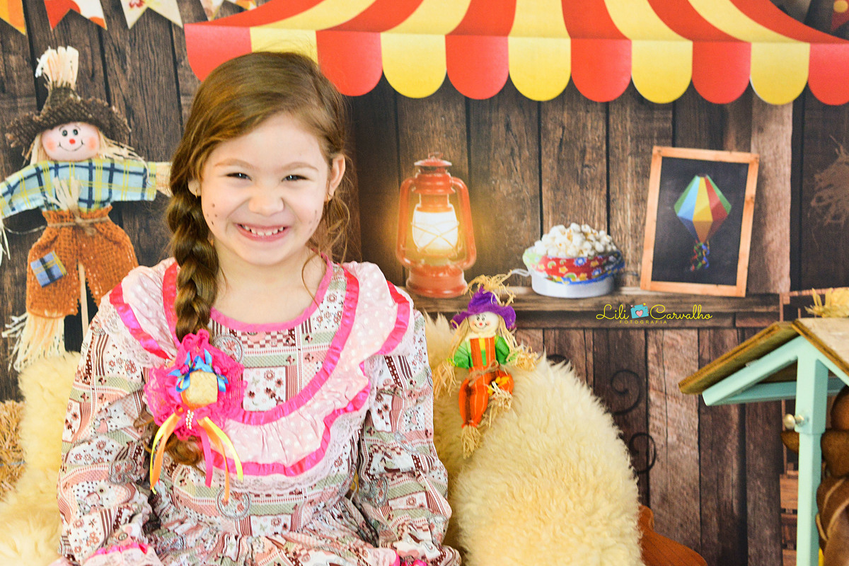 ensaio fotográfico realizado em estudio de menino, tema junino, camisa xadrez fofa 