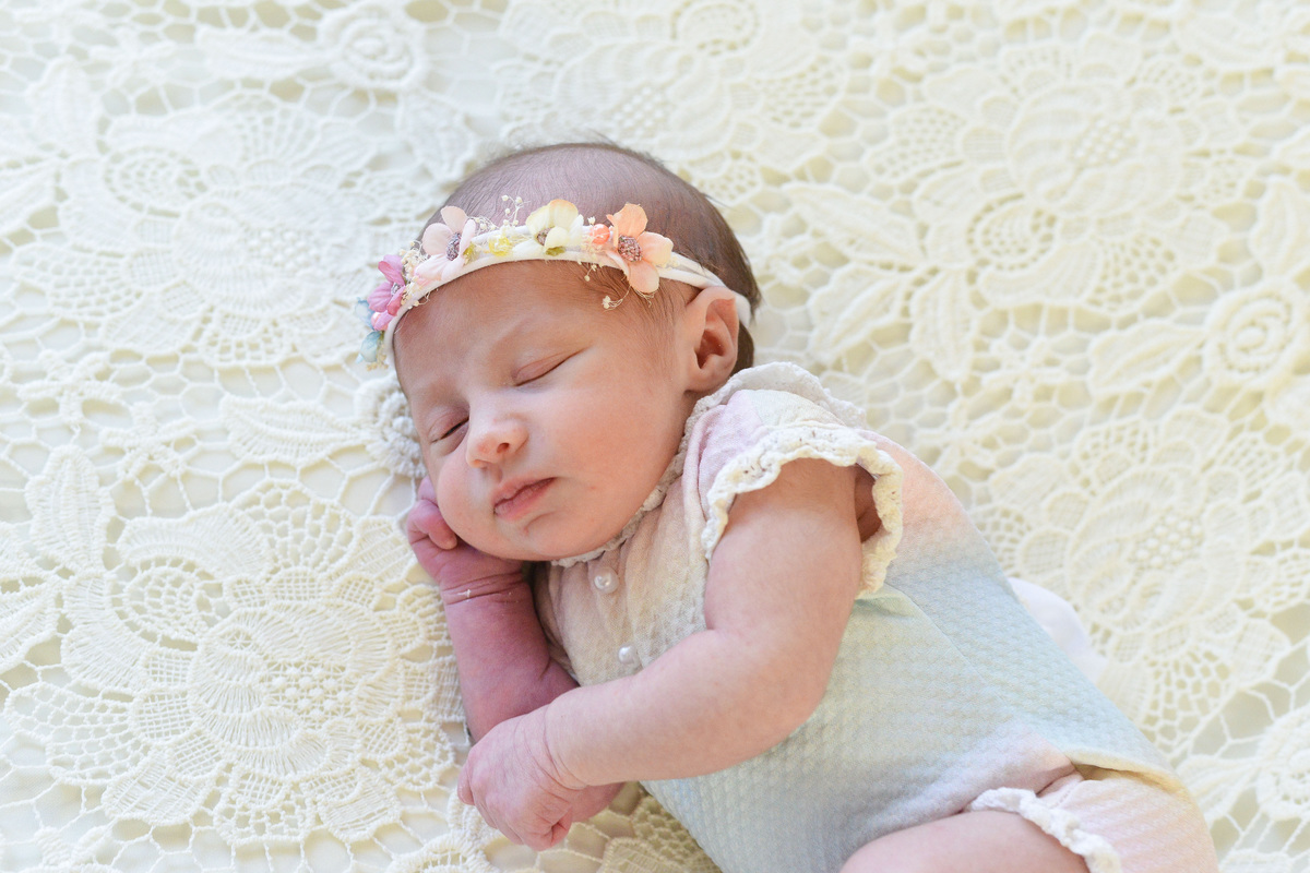 fotografia de newborn da Elisa, feita em estudio Lili Carvalho em Maringá 