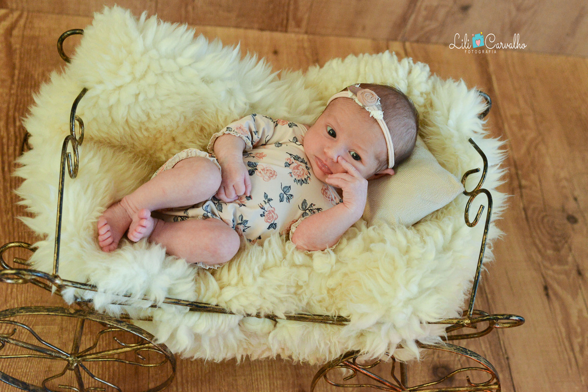 fotografia de newborn da Elisa, feita em estudio Lili Carvalho em Maringá  pose
