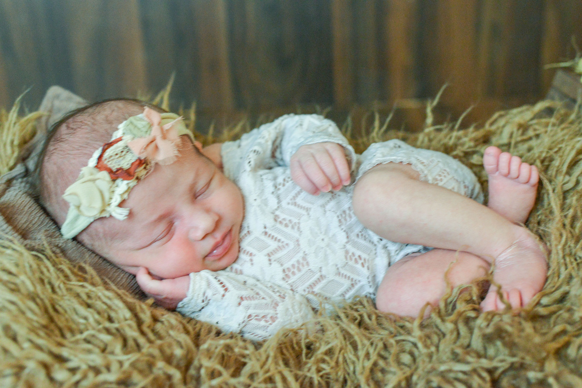 fotografia de newborn da Elisa, feita em estudio Lili Carvalho em Maringá  dormindo 