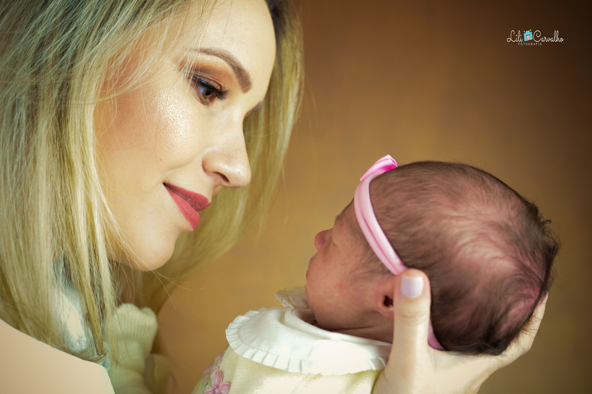 fotografia de newborn da Elisa, feita em estudio Lili Carvalho em Maringá  mae e filha