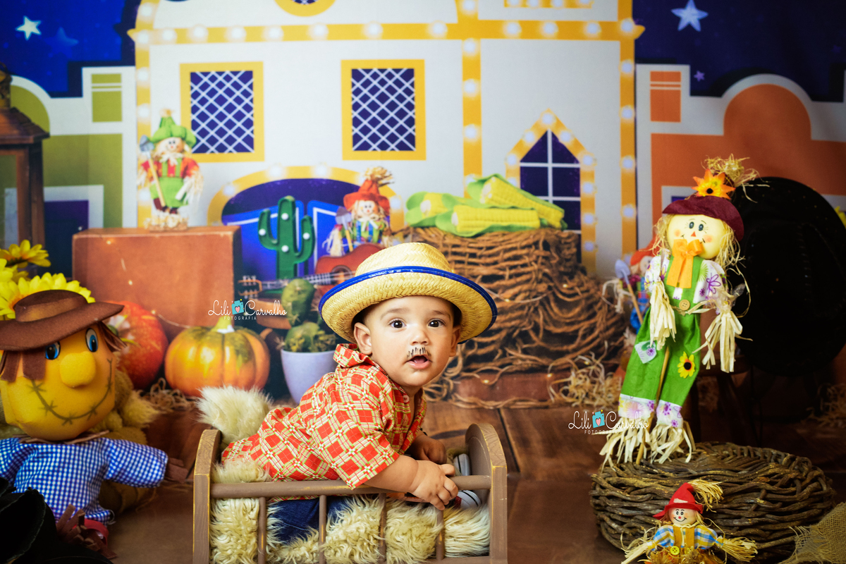 ensaio fotográfico realizado em estudio de menino, tema junino, thomas 