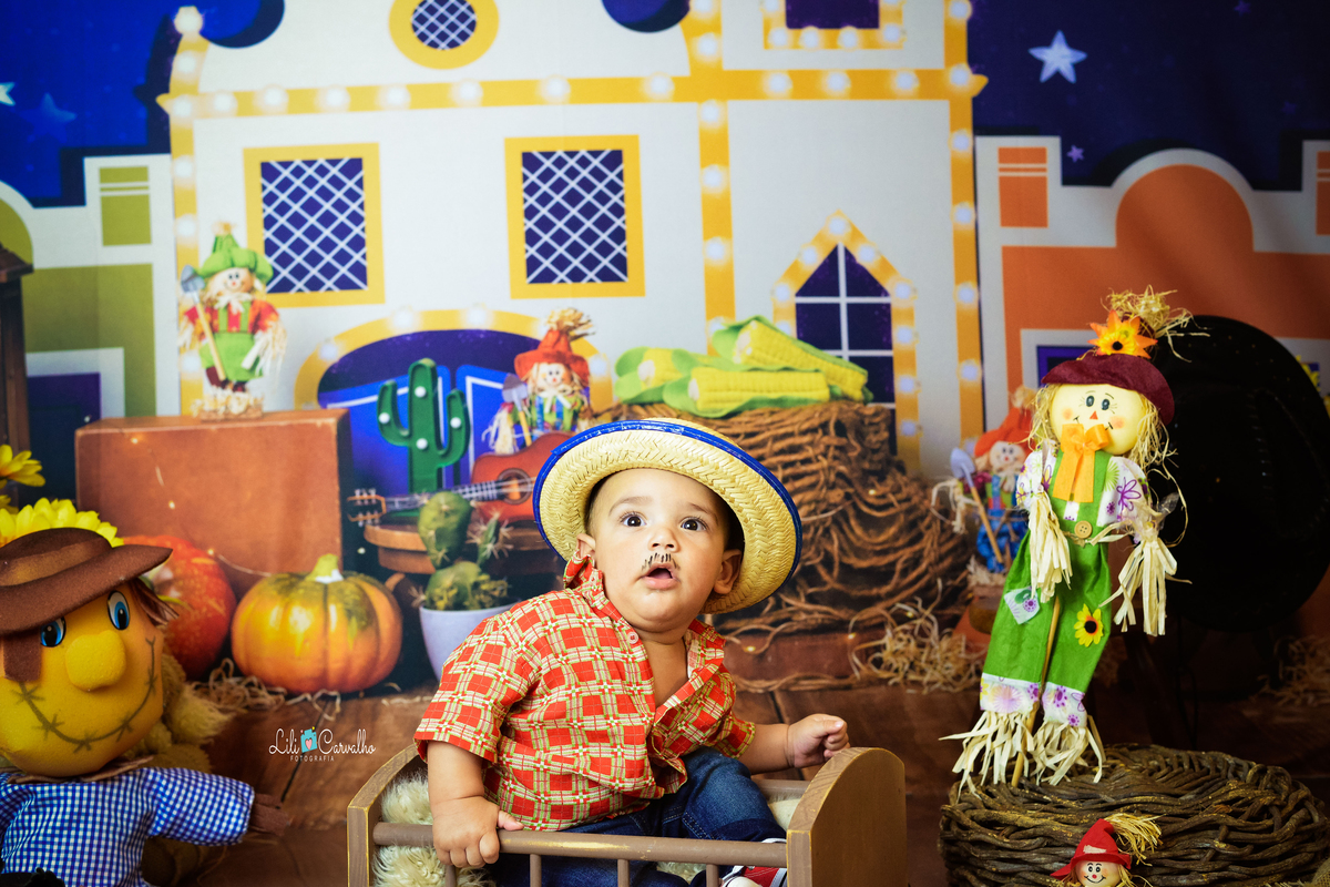 ensaio fotográfico realizado em estudio de menino olhando para cima 