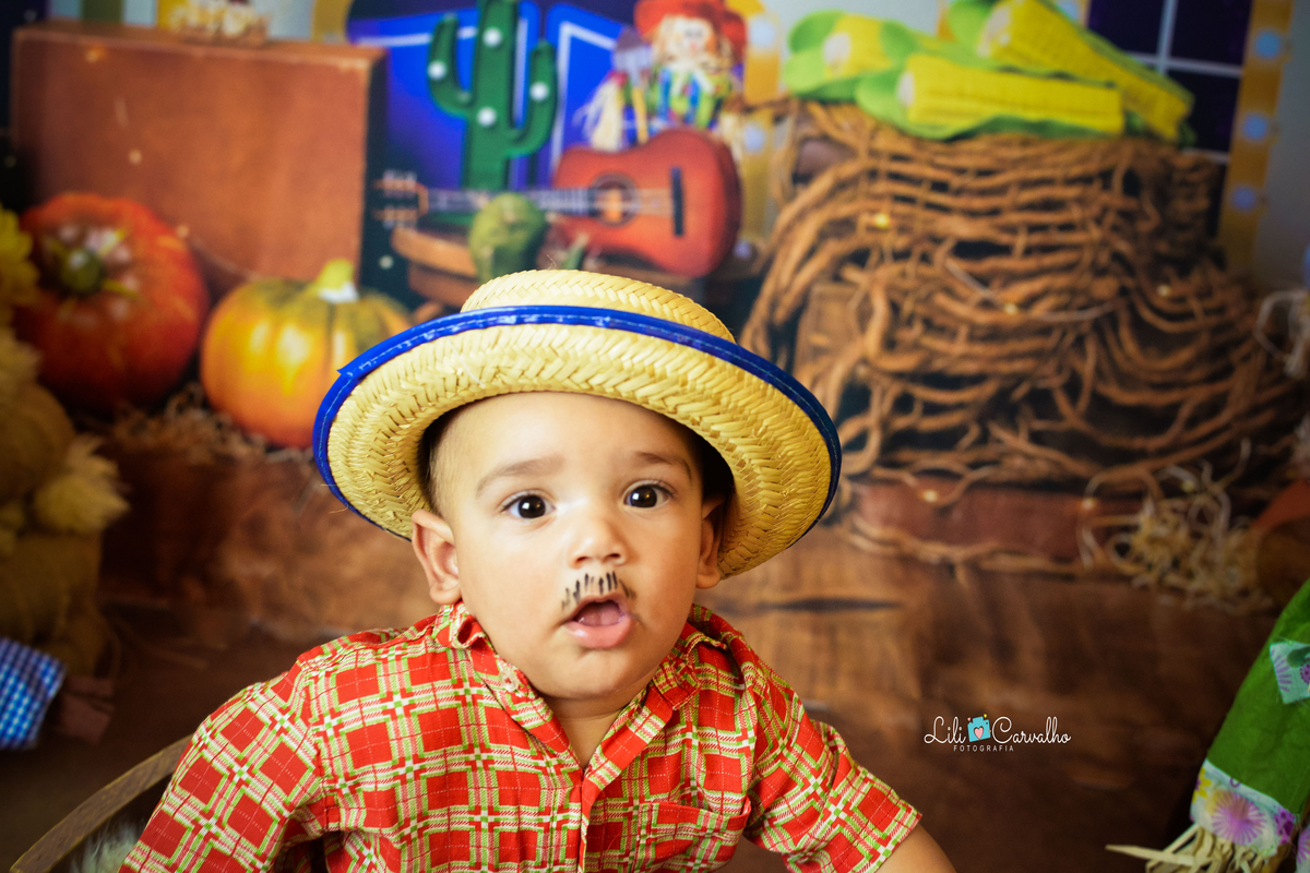ensaio fotográfico realizado em estudio de menino bigodinho