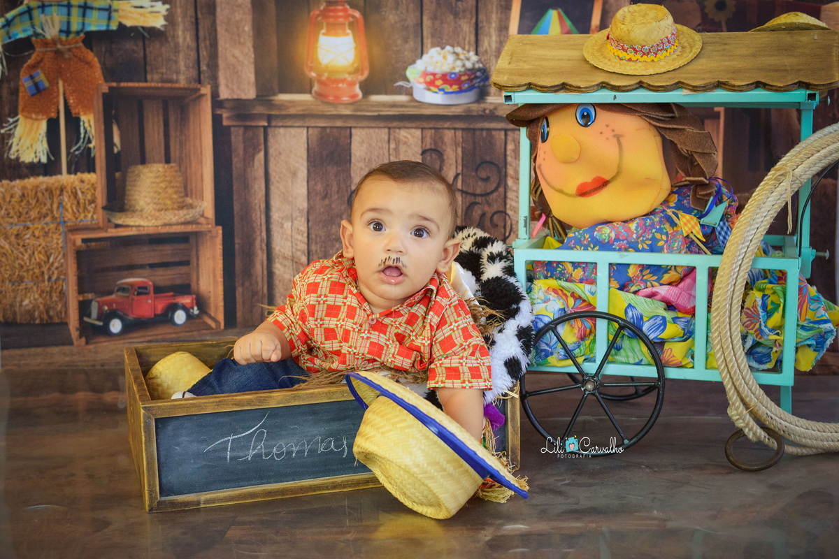 ensaio fotográfico realizado em estudio de menino chapeu no chao 