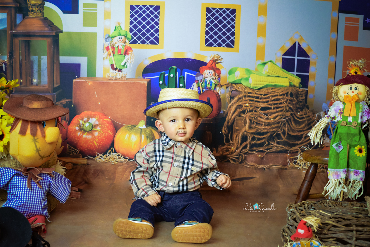 ensaio fotográfico realizado em estudio de menino, festa junina 
