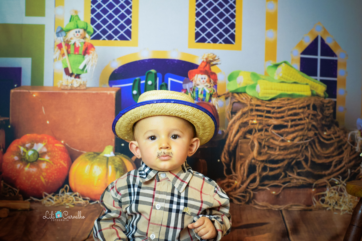 ensaio fotográfico realizado em estudio de menino bigodinho em menino