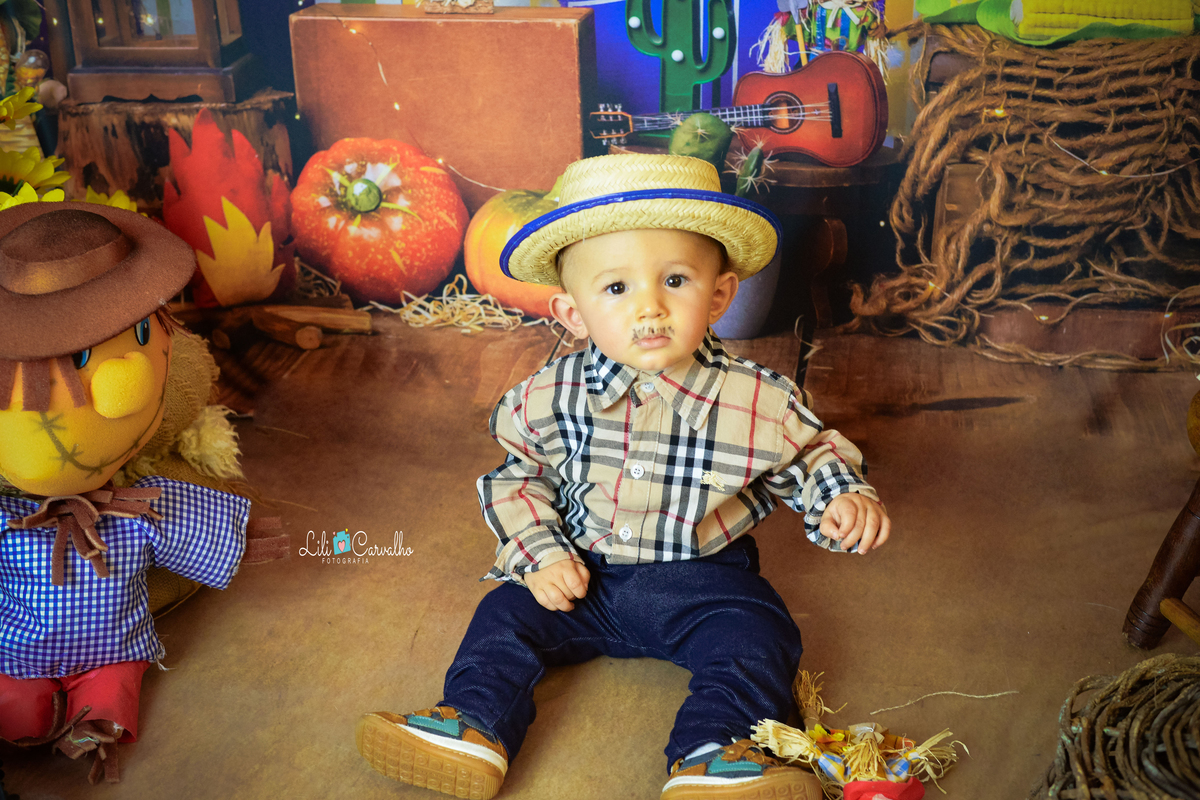 ensaio fotográfico realizado em estudio de menino brabinho olhando para frente 
