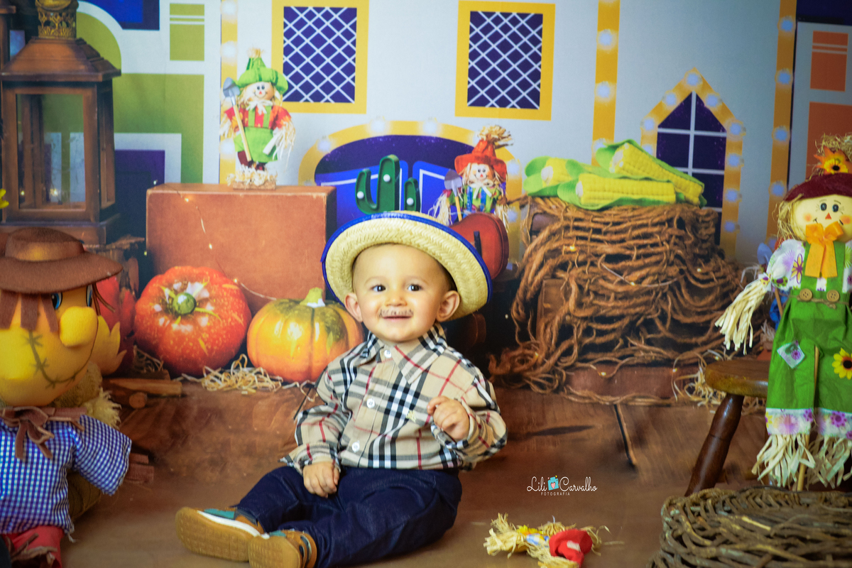 ensaio fotográfico realizado em estudio de menino, sorrindo 