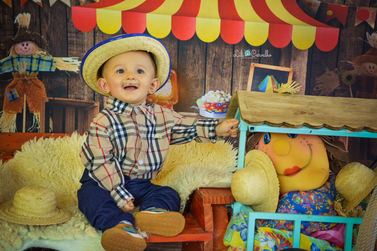 ensaio fotográfico realizado em estudio de menino olhando para cima