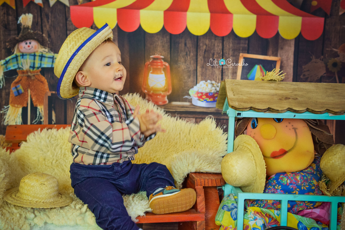ensaio fotográfico realizado em estudio de menino olhando para lado 