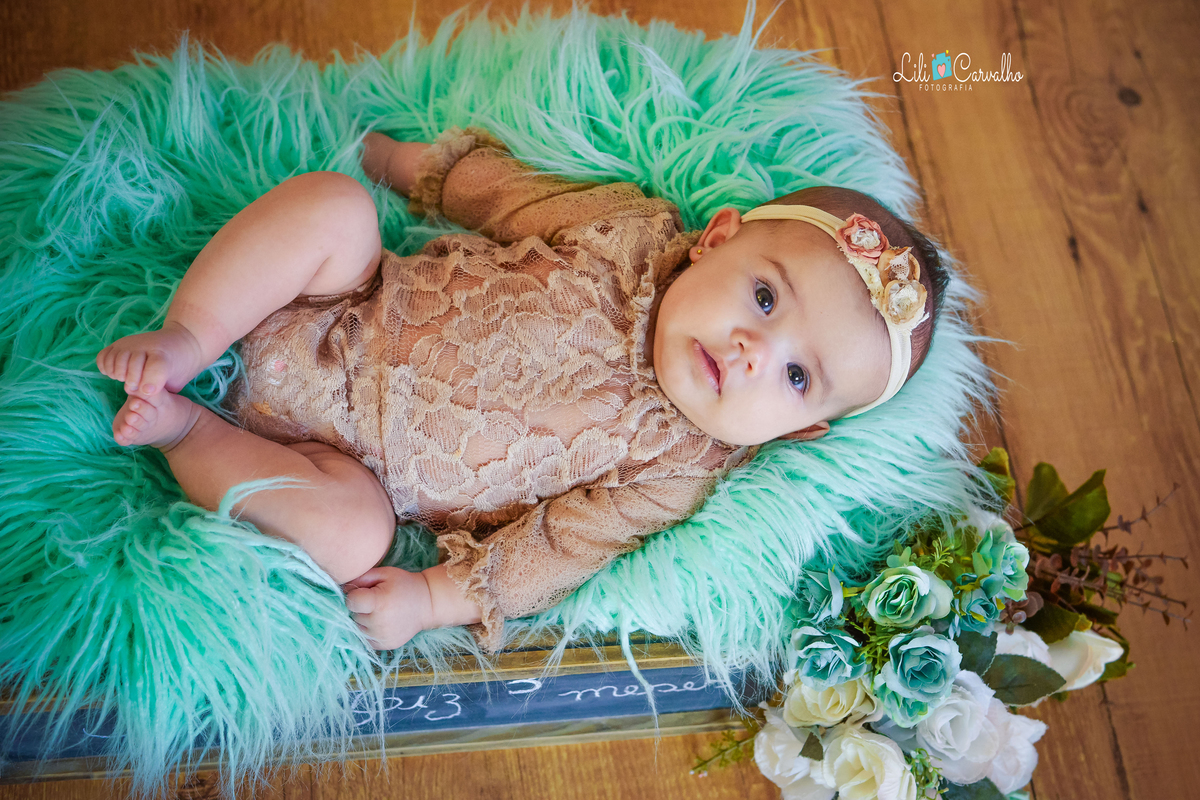 ensaio fotografico de menina realizada em estudio em Maringá, body renda