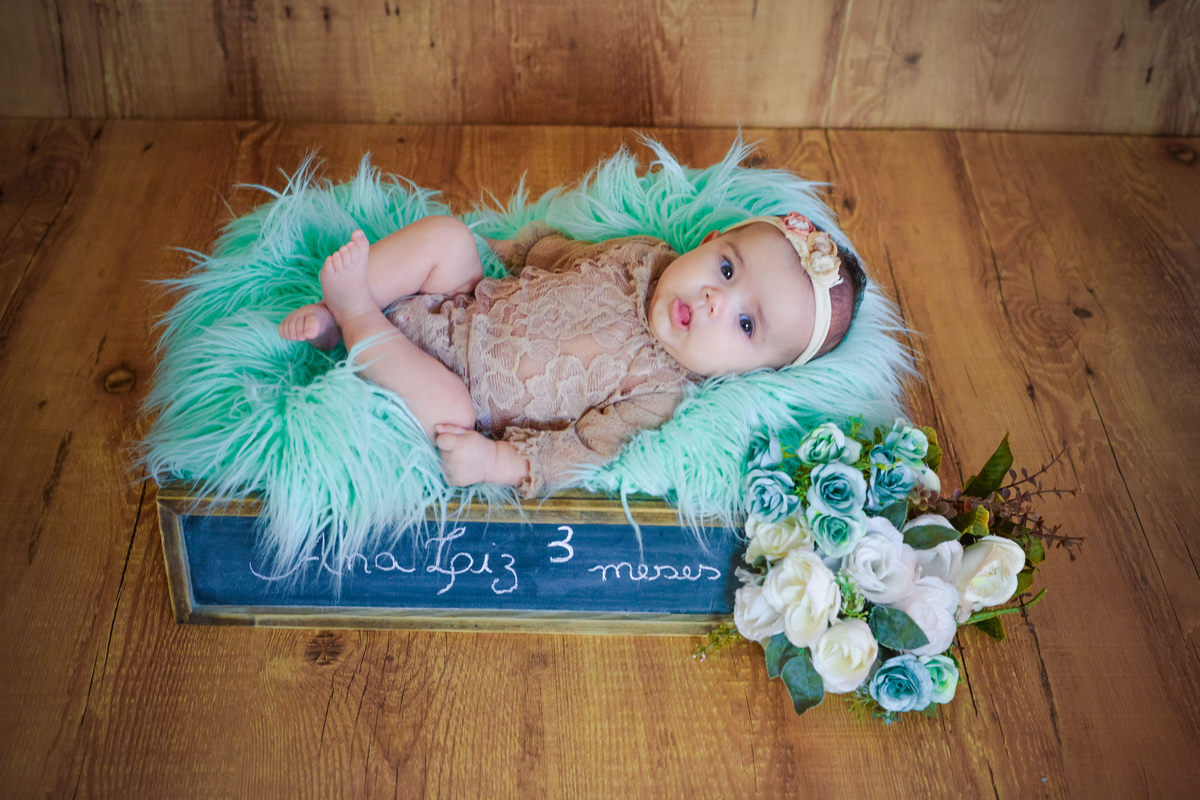 ensaio fotografico de menina realizada em estudio em Maringá body renda marrom