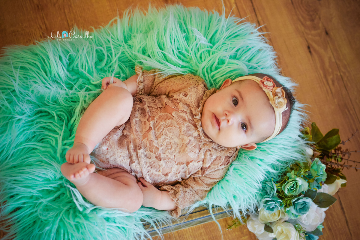 ensaio fotografico de menina realizada em estudio em Maringá pelo verde 