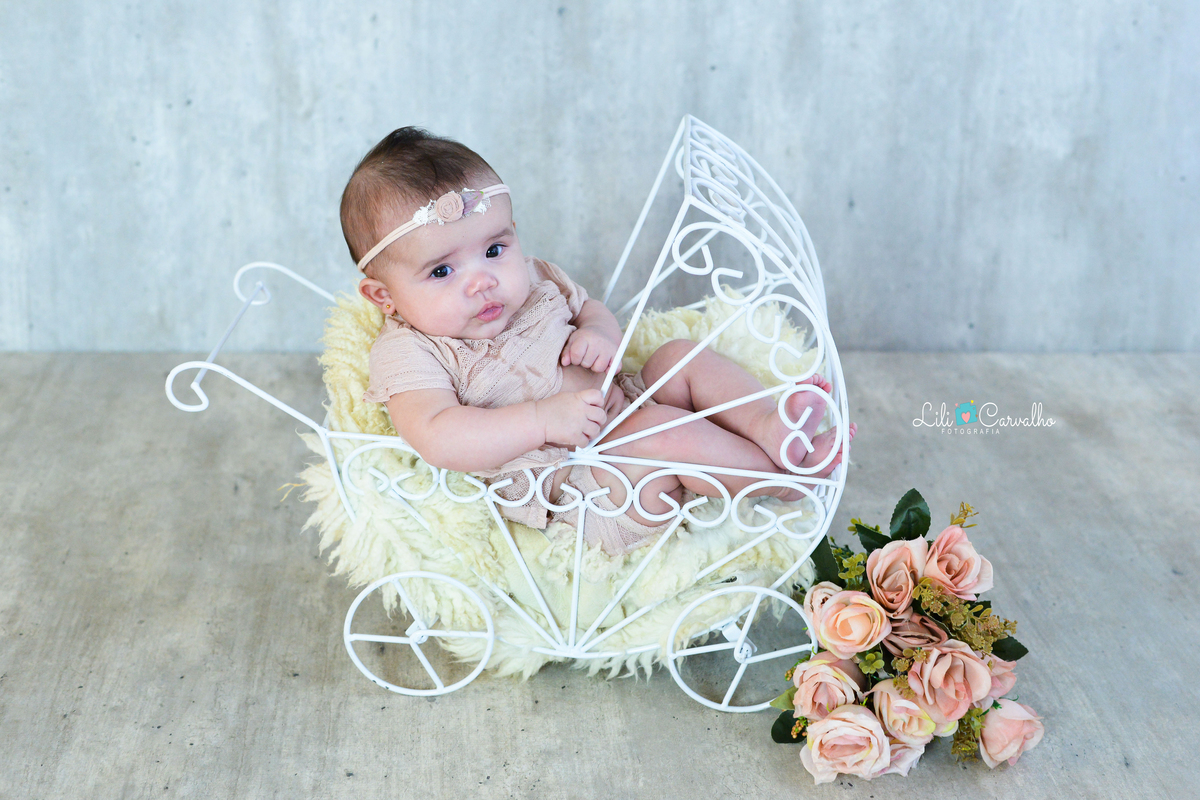 ensaio fotografico de menina realizada em estudio em Maringá carrinho 