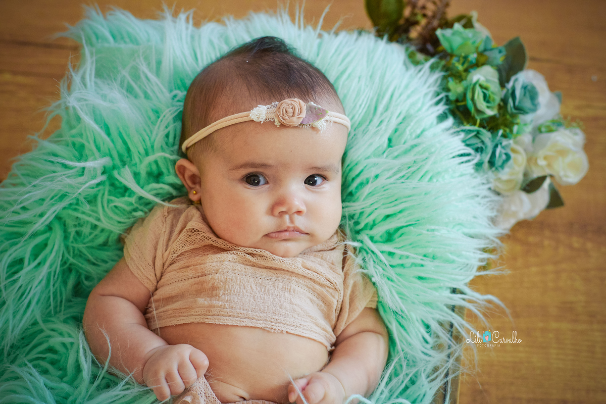 ensaio fotografico de menina realizada em estudio em Maringá de ladinho