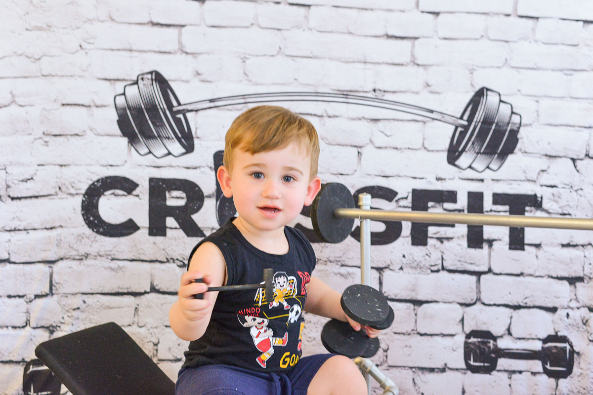 Ensaio fotografico de menino em estudio em Maringá, cross fit