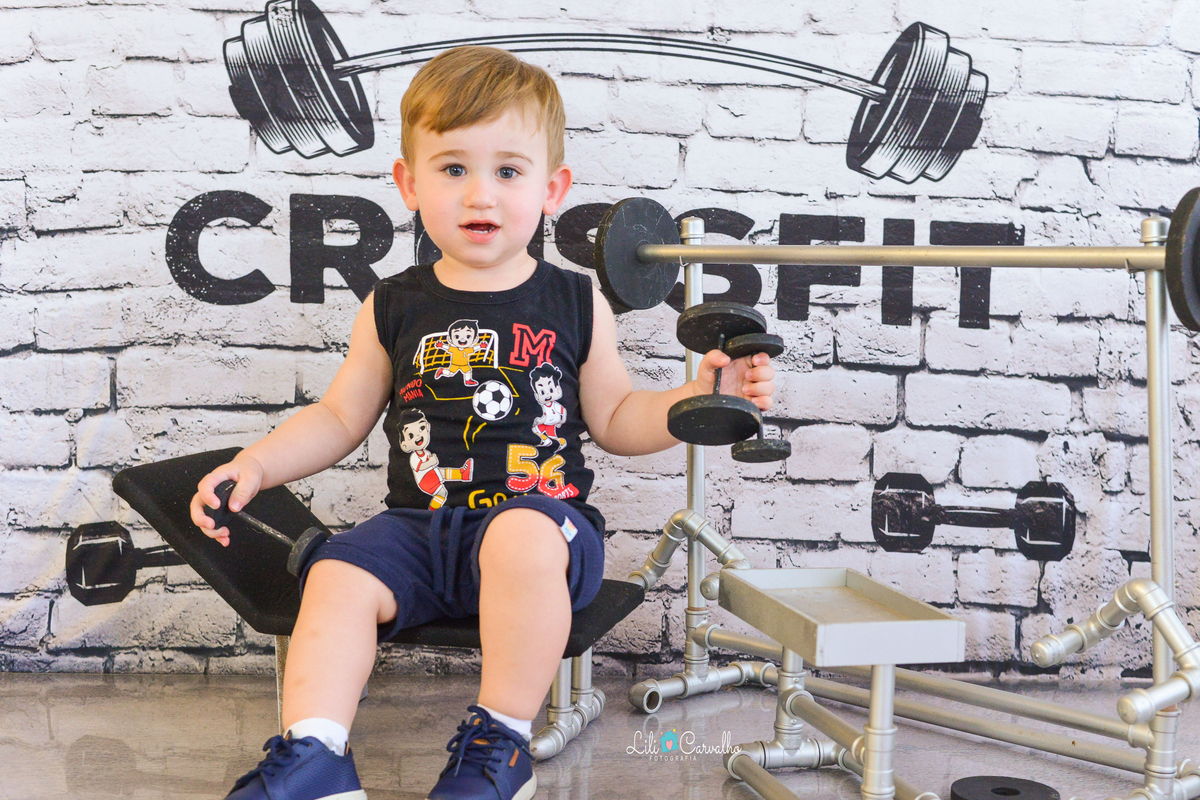 Ensaio fotografico de menino em estudio em Maringá olhando para frente 