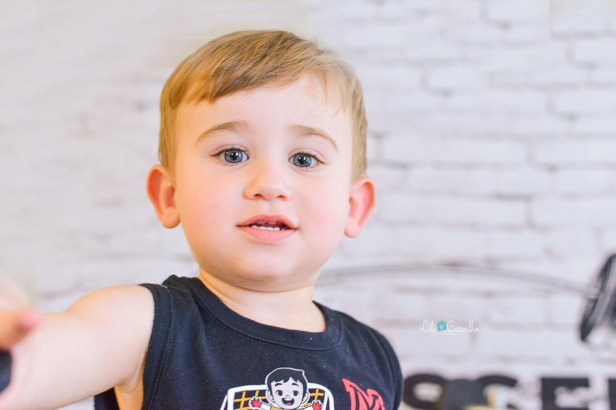 Ensaio fotografico de menino em estudio em Maringá loiro 