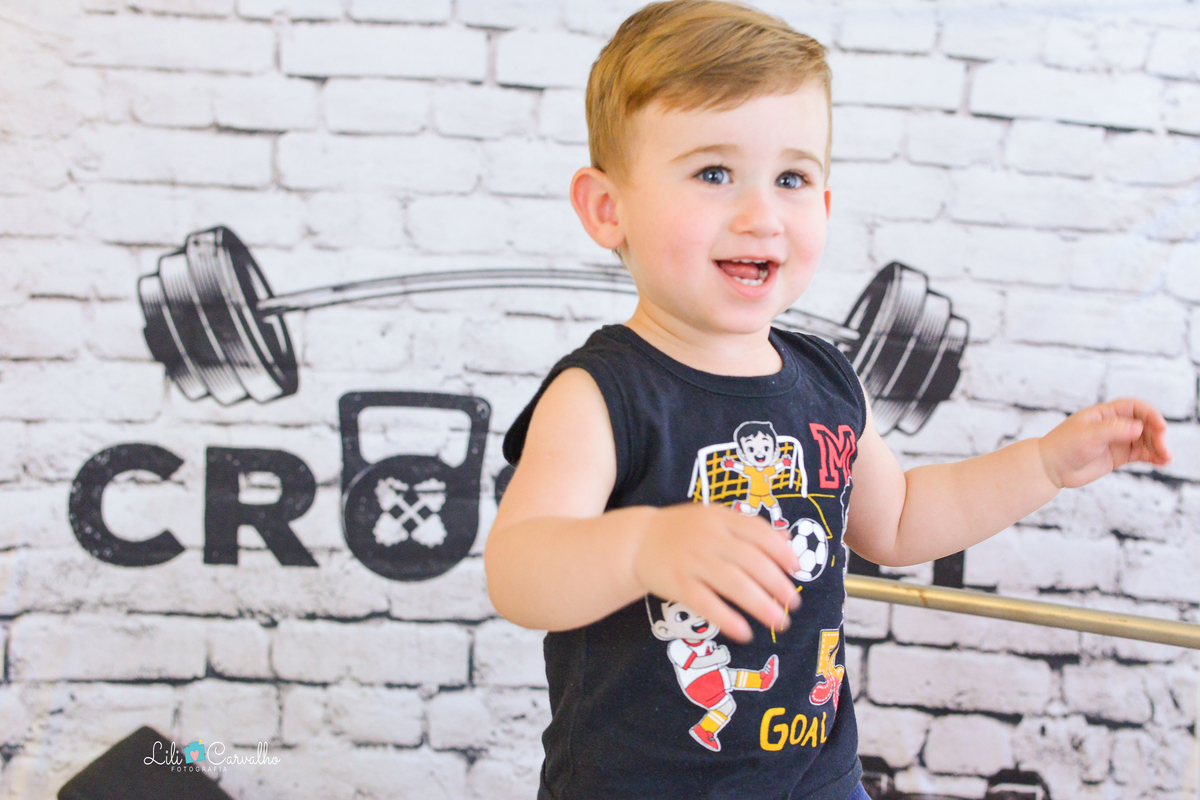 Ensaio fotografico de menino em estudio em Maringá sorrisao 