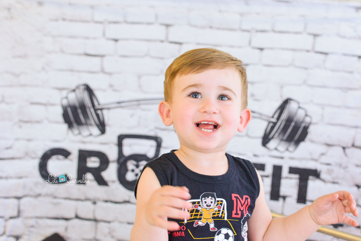 Ensaio fotografico de menino em estudio em Maringá sorrisao para cima 