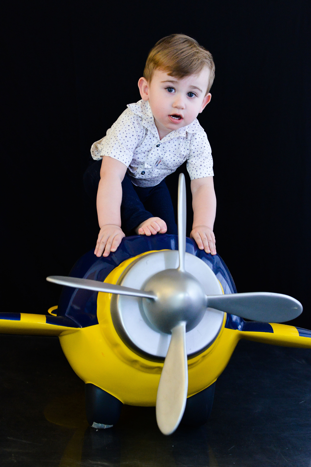 Ensaio fotografico de menino em estudio em Maringá, tema aviao