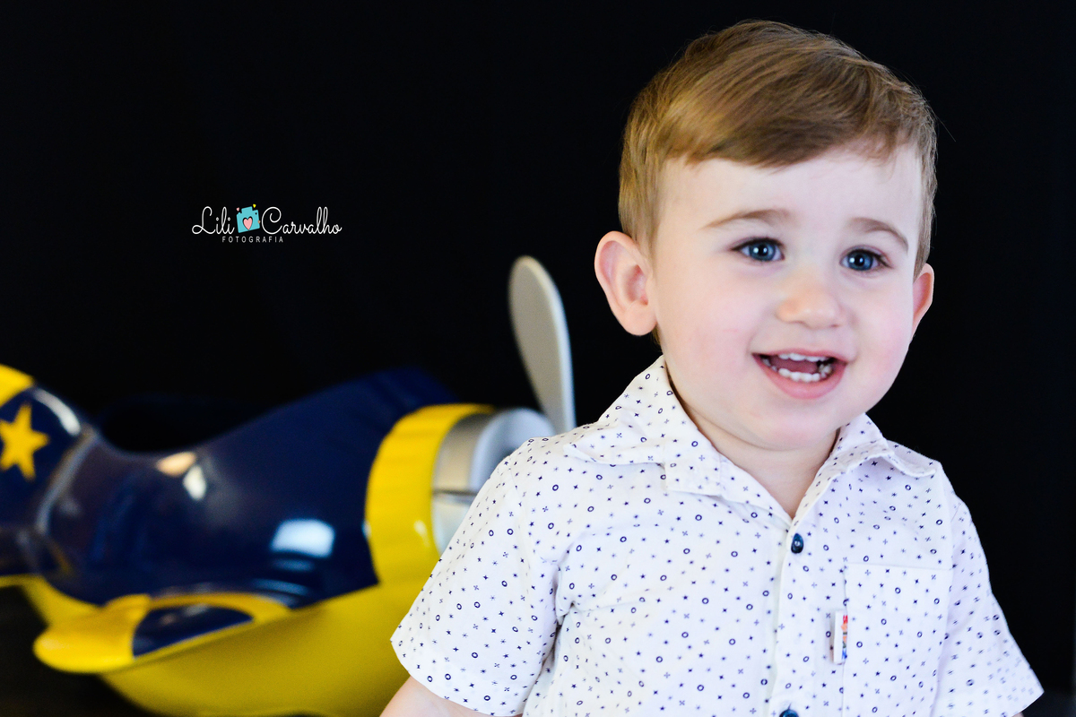 Ensaio fotografico de menino em estudio em Maringá rosto, aviao 