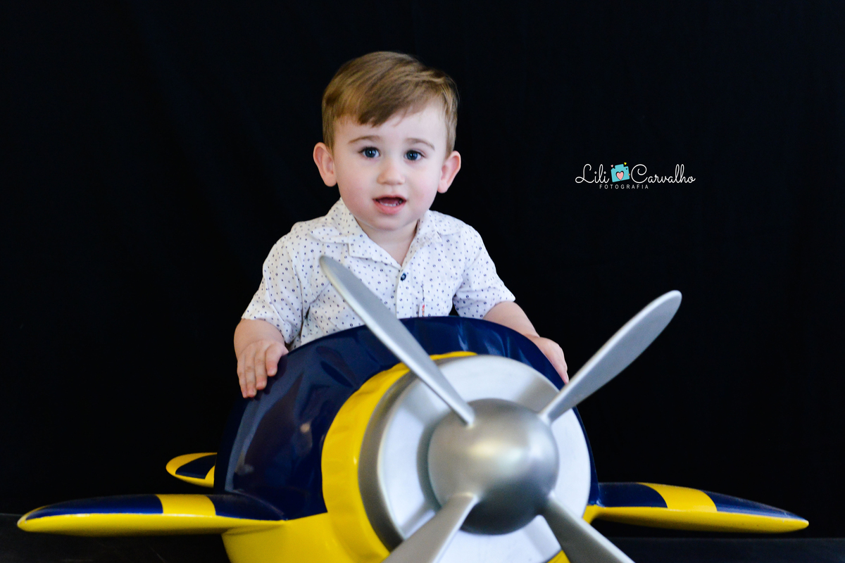 Ensaio fotografico de menino em estudio em Maringá aviao 