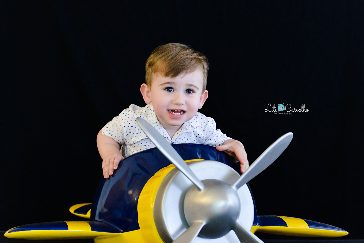 Ensaio fotografico de menino em estudio em Maringá piloto de aviao 
