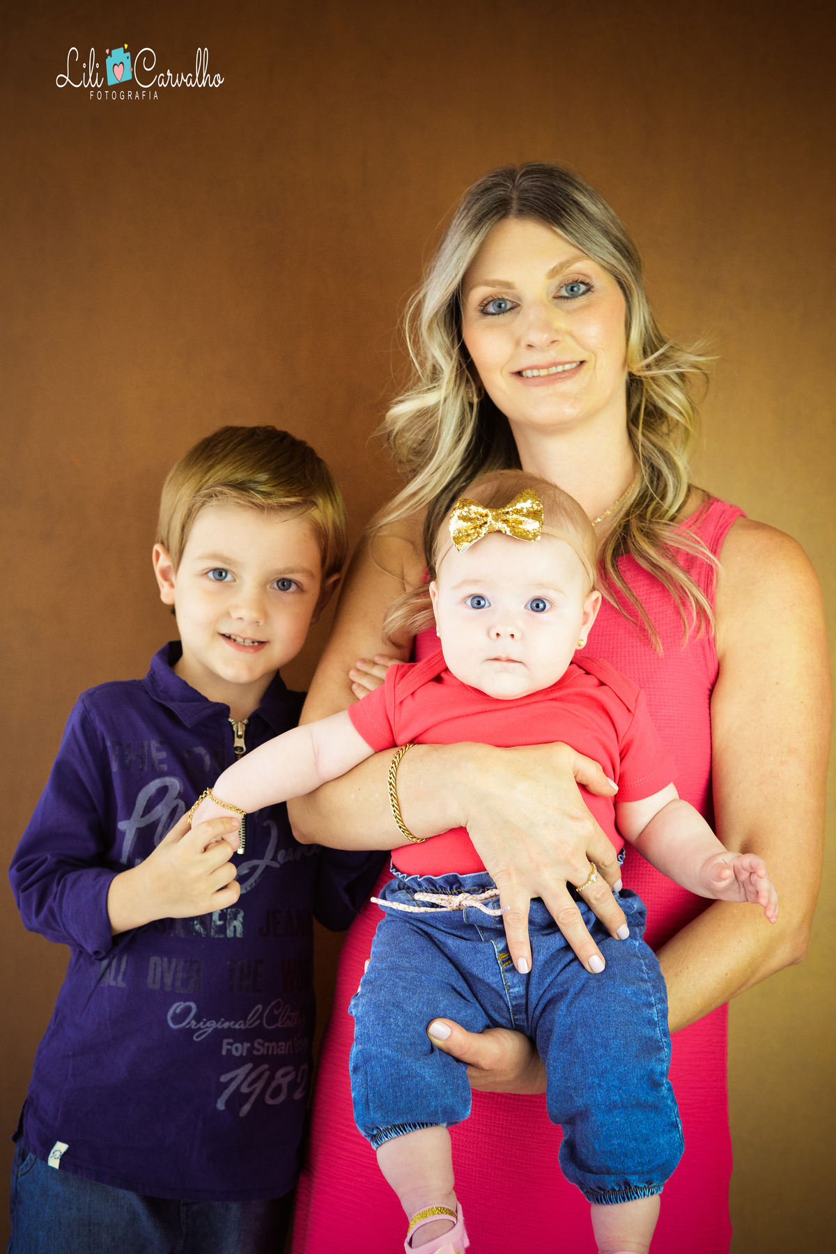 Ensaio fotográfico de menina, realizado em estúdio em Maringá  familia sorrindo