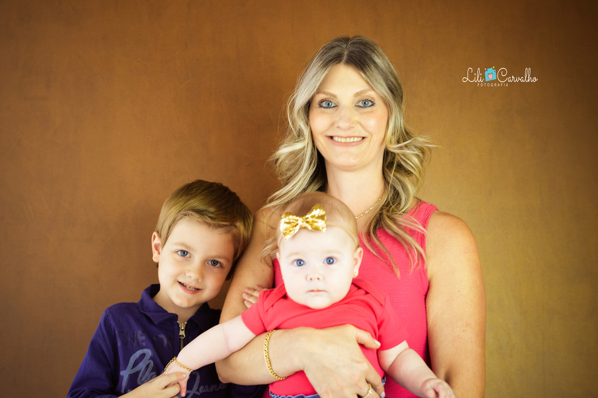 Ensaio fotográfico de menina, realizado em estúdio em Maringá  mae e filhos 