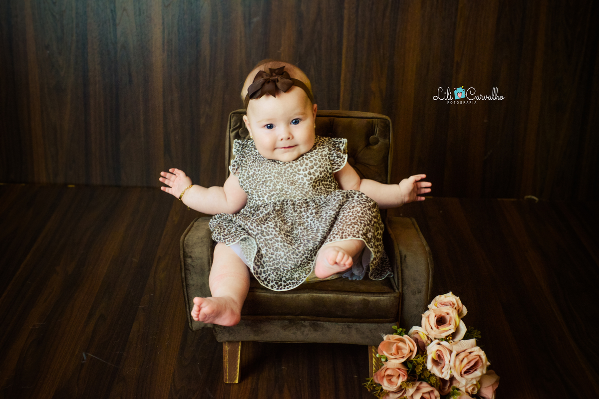 Ensaio fotográfico de menina, realizado em estúdio em Maringá  vestido marrom de oncinha