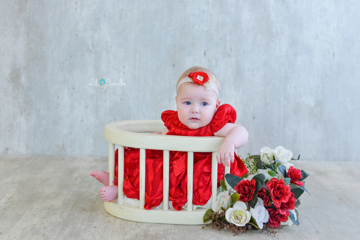 Ensaio fotográfico de menina, realizado em estúdio em Maringá  de vestido vermelho 