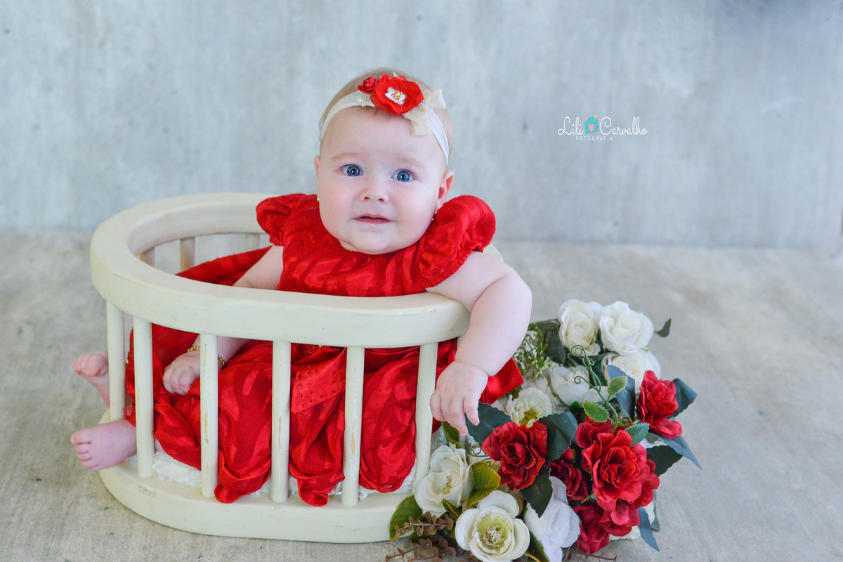 Ensaio fotográfico de menina, realizado em estúdio em Maringá  vestido vermelho e rosas vermelhas 