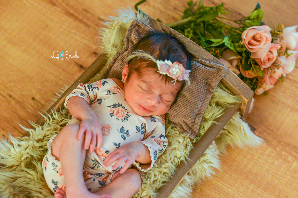 foto artistico em maringá, estudio  deitada, olhando para cima