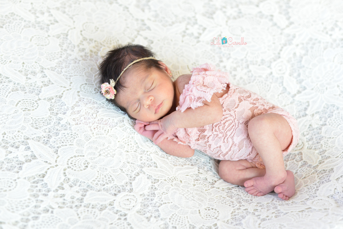 foto artistico em maringá, estudio , fundo branco, dormindo 