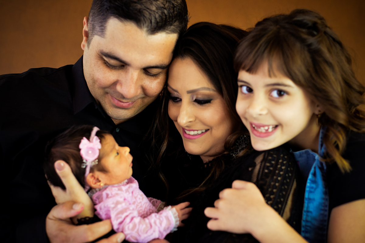 foto artistico em maringá, estudio  olhando a bebe 