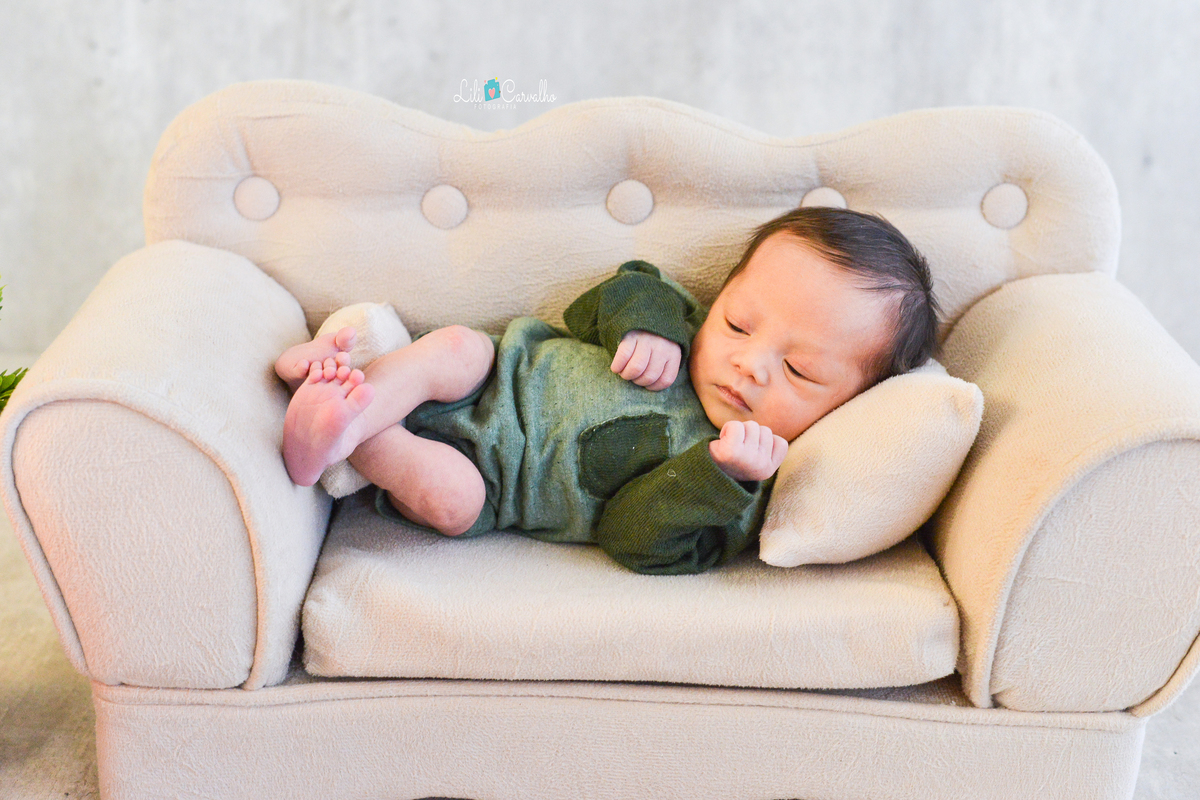 fotografia de recem nascido feita em Maringá deitado 