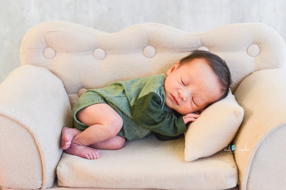 fotografia de recem nascido feita em Maringá de ladinho 