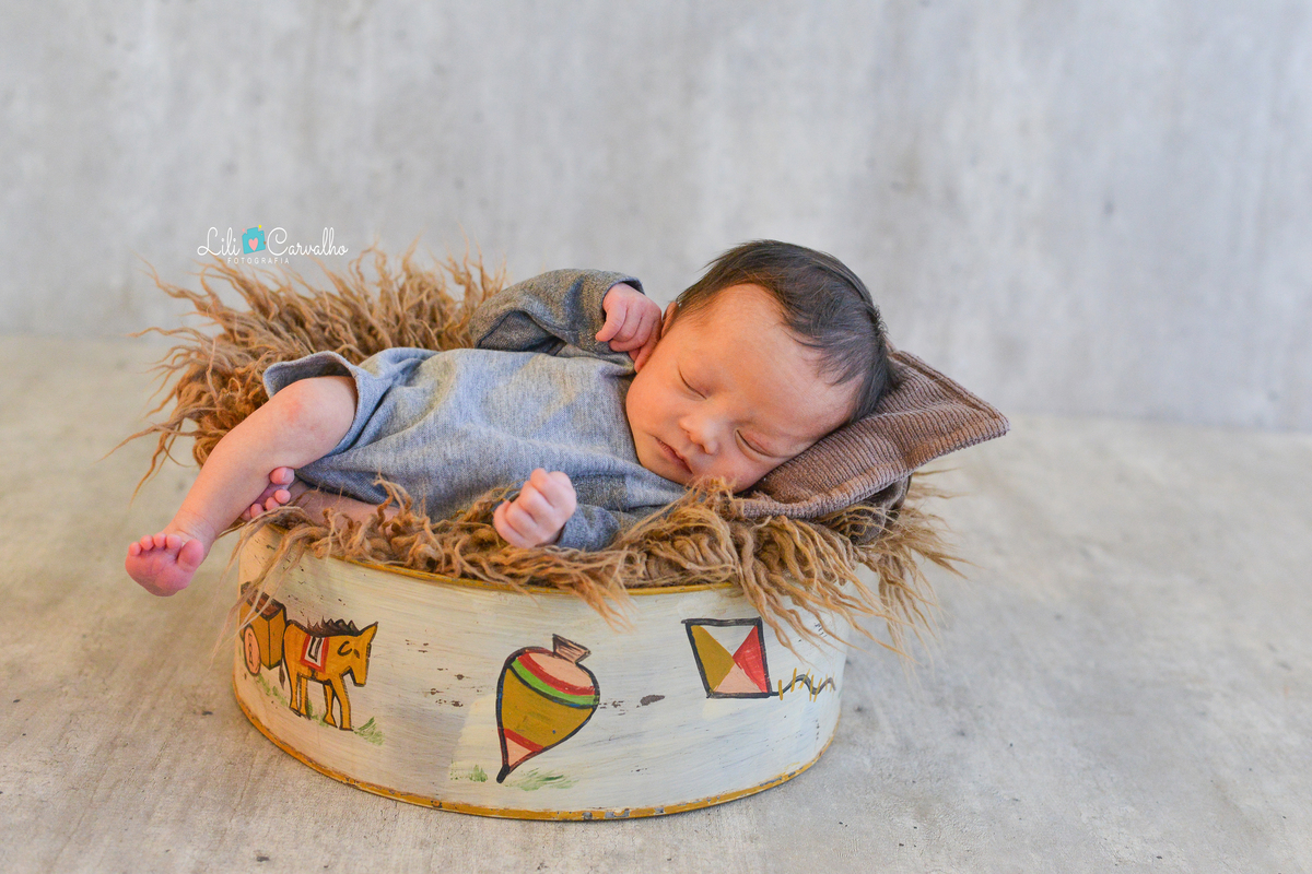 fotografia de recem nascido feita em Maringá de cinza