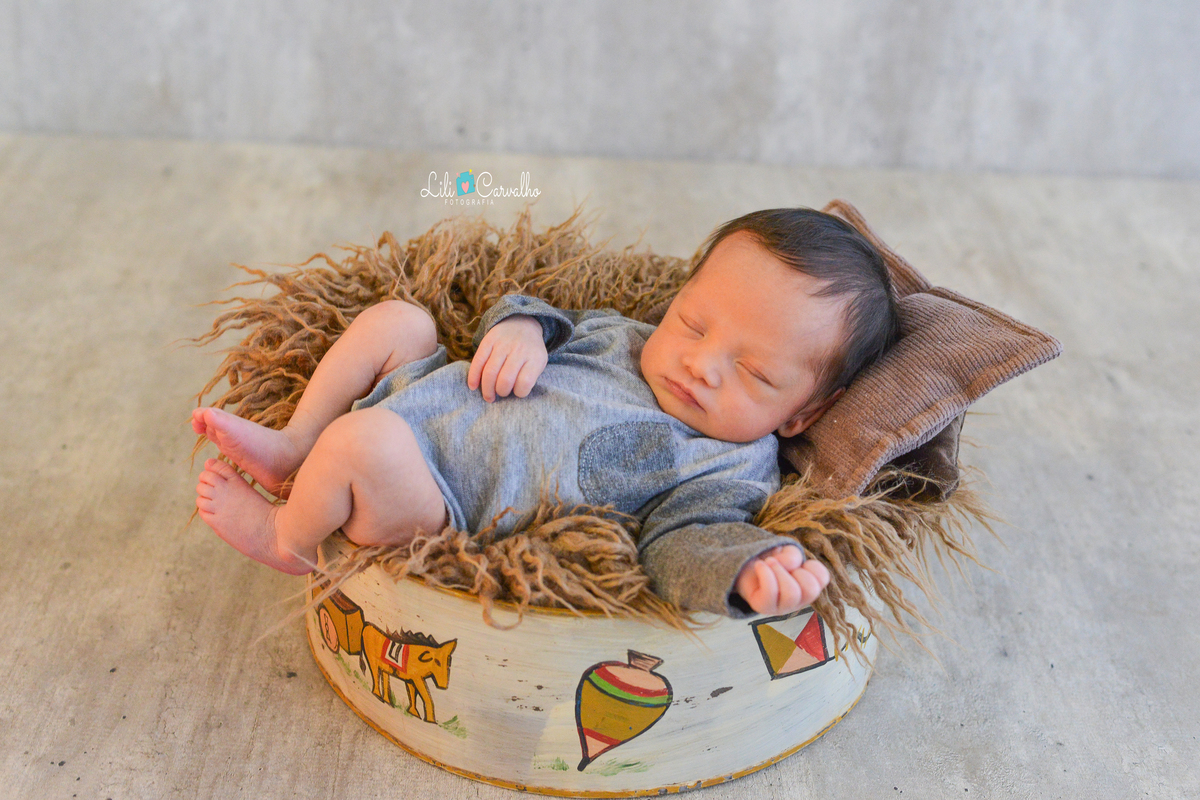 fotografia de recem nascido feita em Maringá barriga para cima