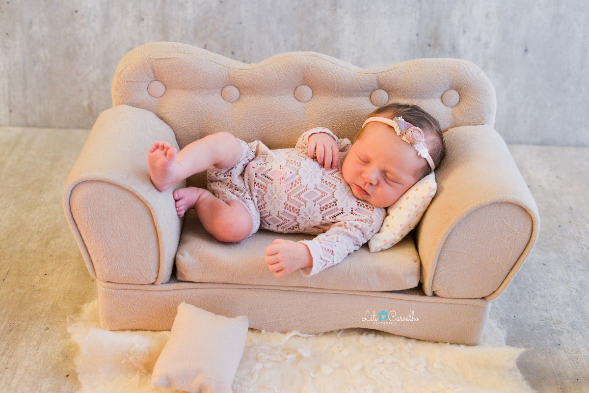 bebêzinha dormindo em um sofá