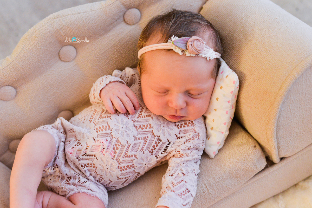 fotografia de bebê dormindo no sofá