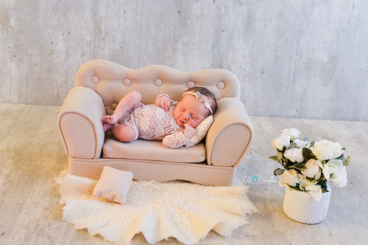 fotografia de bebê dormindo no sofá, recem nascida